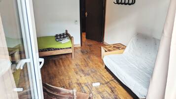 Twin Room, Balcony | Iron/ironing board, free WiFi, bed sheets