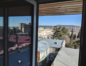 Tweepersoonskamer, 1 kingsize bed, uitzicht op bergen | Een strijkplank/strijkijzer, gratis wifi, beddengoed