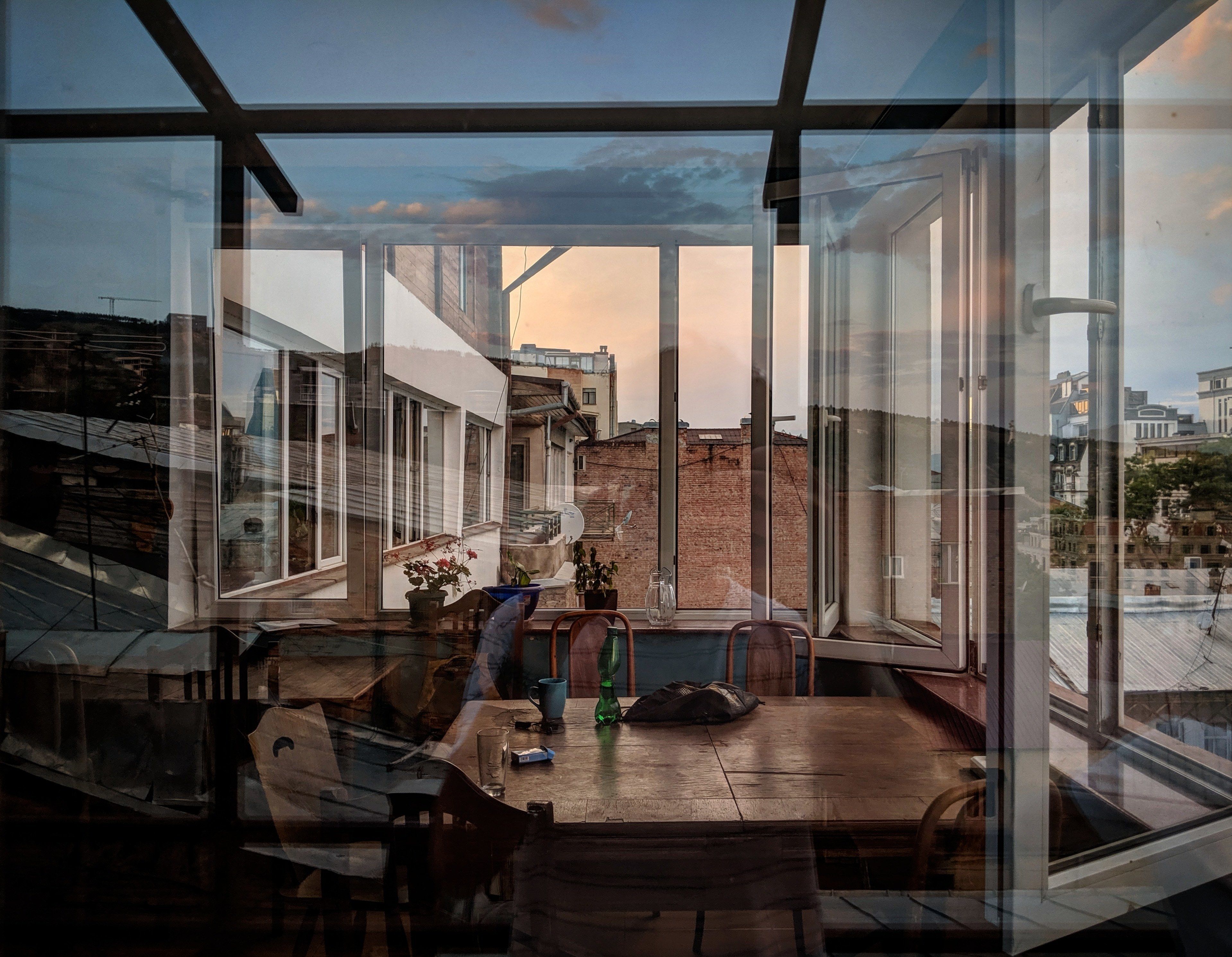 Full-sized fridge, microwave, oven, stovetop