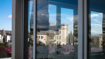 Full-sized fridge, microwave, oven, stovetop