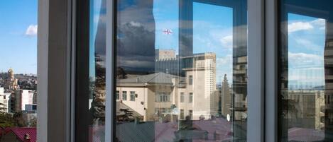 ثلاجة/مجمد بحجم كبير، ميكروويف، فرن، موقد طهي مسطح