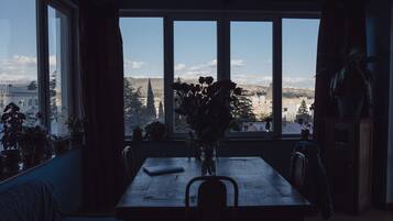 Full-sized fridge, microwave, oven, stovetop