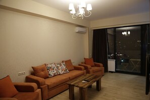 Apartamento Deluxe, 1 habitación, vistas a la ciudad (9-01) | Sala de estar | Televisión de pantalla plana de 125 cm con canales por satélite