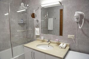 Apartamento Deluxe, 1 habitación, vistas a la ciudad (12-01) | Baño | Artículos de higiene personal gratuitos, secador de pelo y albornoces
