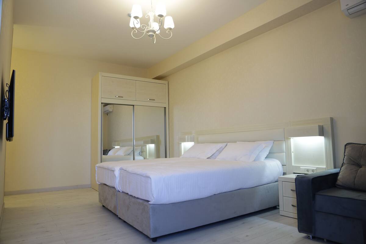Apartemen Ekonomi, 1 Tempat Tidur King, pemandangan kota (8-03) | 1 kamar tidur, brankas, kedap suara, dan setrika/meja setrika
