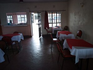 Petit déjeuner et déjeuner servis sur place, spécialités Cuisine locale