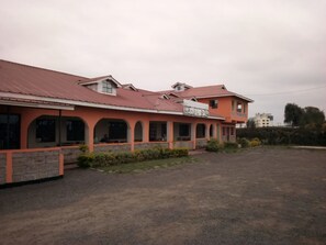 Front of property - Gee -Thorn Hotel (Chaka)