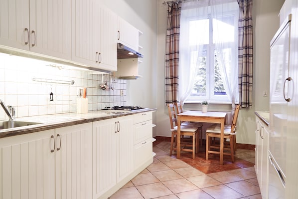 Appartamento City | Cucina privata | Frigorifero, microonde, piano cottura, macchina per caffè espresso