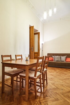 Appartamento City | Area soggiorno | TV a schermo piatto 37 pollici con canali digitali, TV