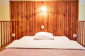 Appartamento City | 4 camere, una scrivania, postazione laptop, ferro/asse da stiro