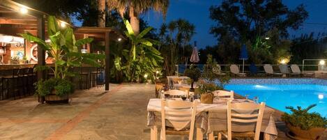 Bar en bord de piscine