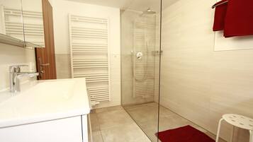 Dusche, Haartrockner, Handtücher, Seife