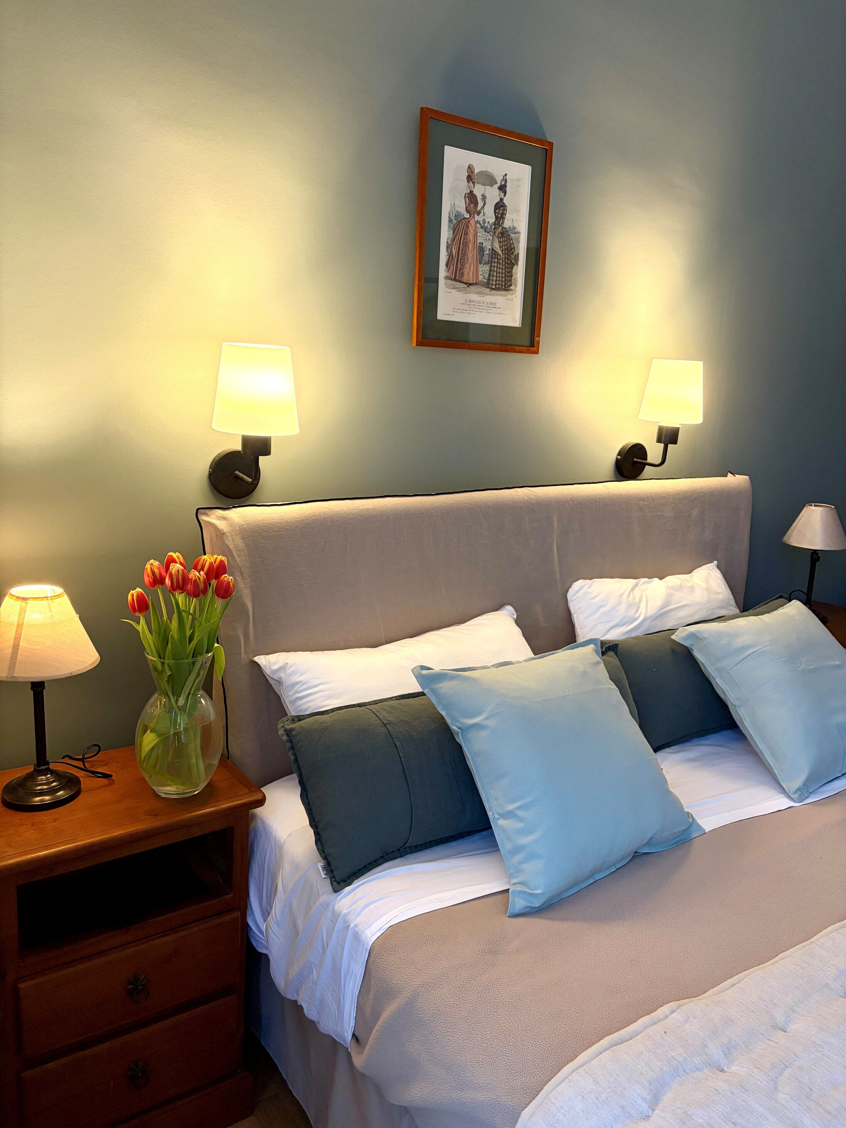 Decoración personalizada, muebles diferentes y cortinas blackout 