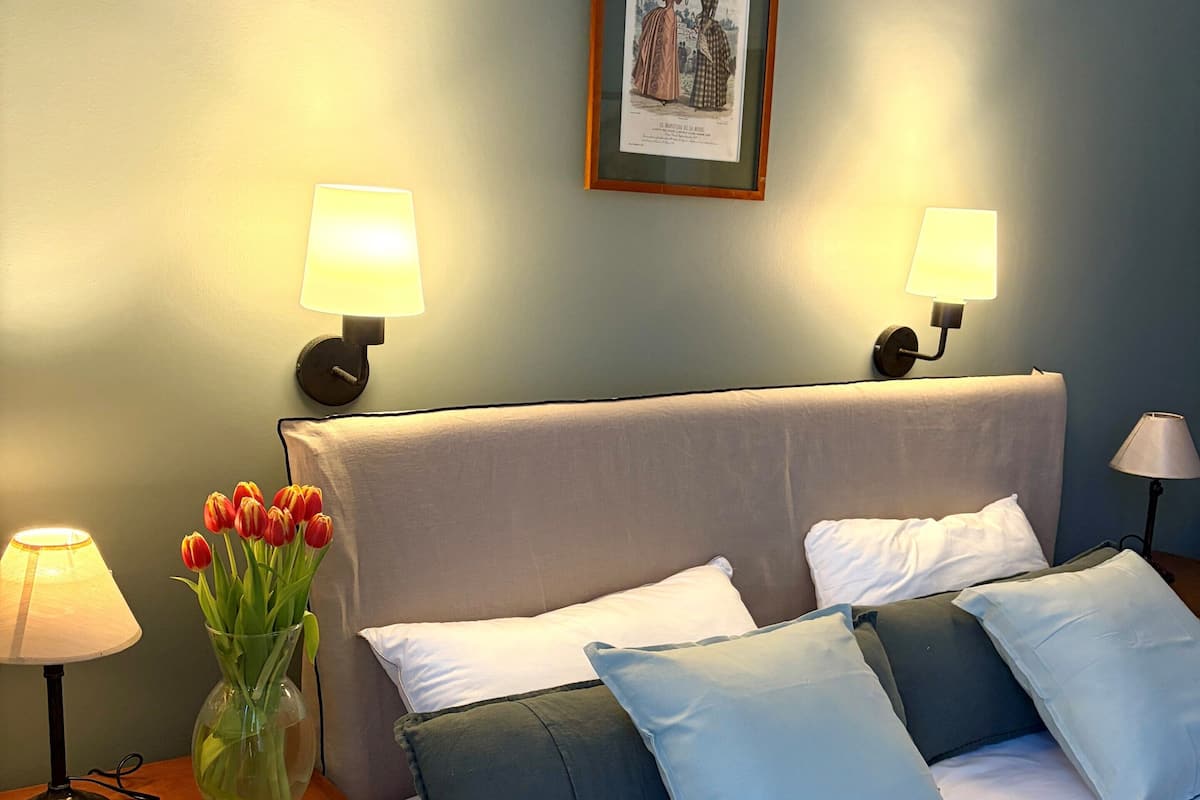 Decoración personalizada, muebles diferentes y cortinas blackout