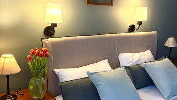 DecoraciĂłn personalizada, muebles diferentes y cortinas blackout