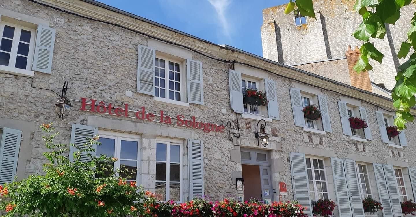A stone building with a sign reading 'Hotel de la Sologne.'