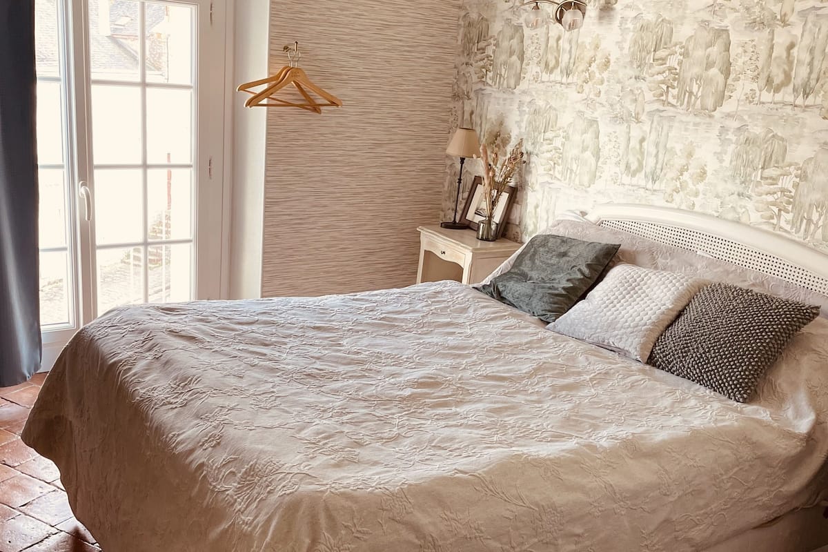 Decoración personalizada, muebles diferentes y cortinas blackout