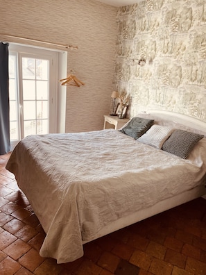 Decoración personalizada, muebles diferentes y cortinas blackout