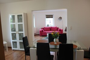 Apartment | Essbereich im Zimmer