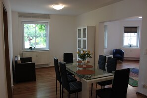 Apartment | Essbereich im Zimmer