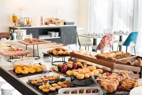 Petit déjeuner continental servi tous les jours en supplément