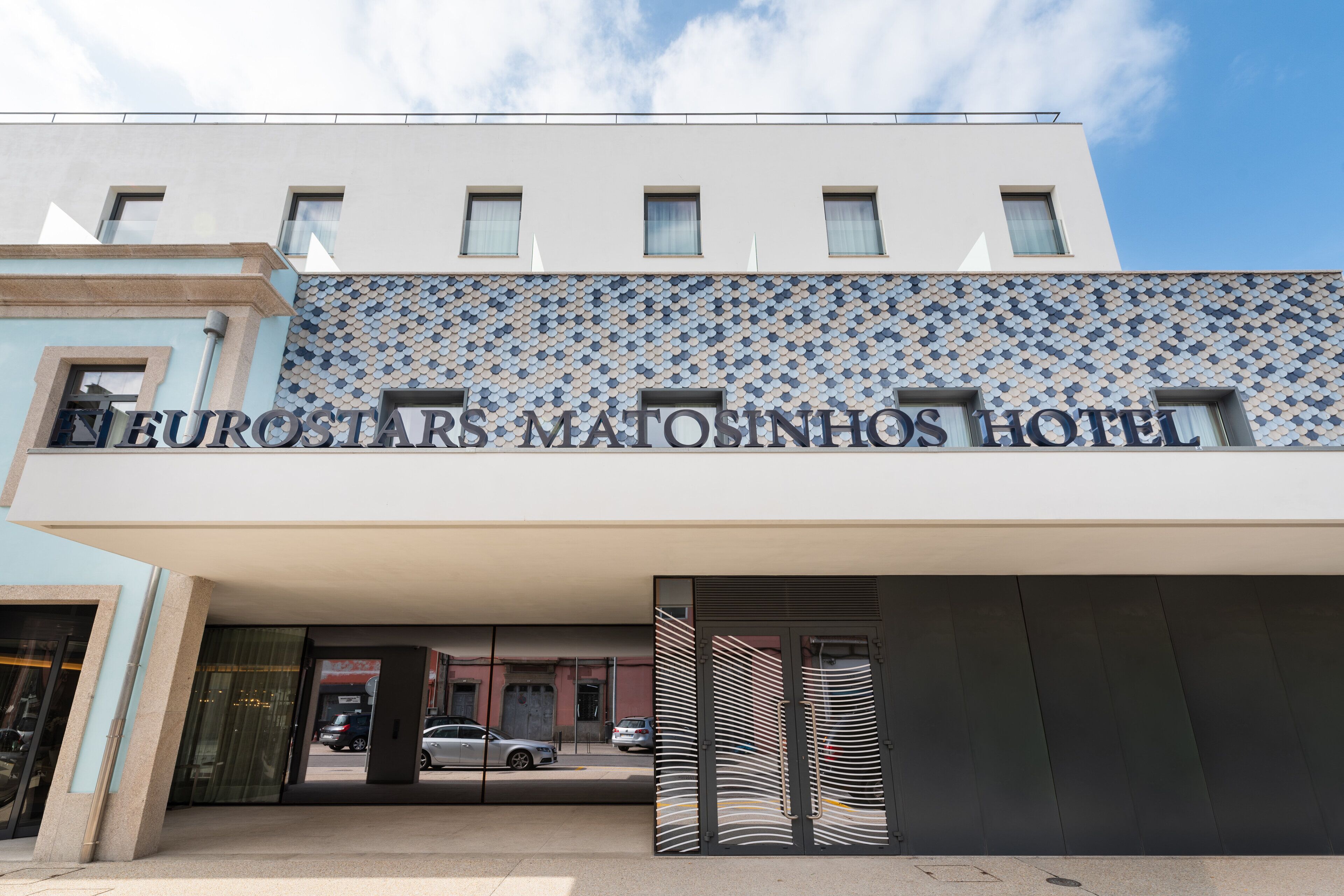 Het uiterlijk van Hotel Eurostars Matosinhos, met een betegelde gevel en een moderne entree.