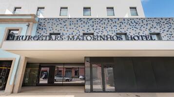 Exterior del Hotel Eurostars Matosinhos, con fachada de azulejos y una entrada moderna.