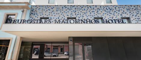 Het uiterlijk van Hotel Eurostars Matosinhos, met een betegelde gevel en een moderne entree.
