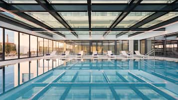 Una piscina cubierta