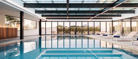 من حمّامات السباحة المغطاة