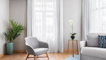 Habitación triple junior (With sofabed) | Minibar, caja fuerte, escritorio y espacio para trabajar con un portátil