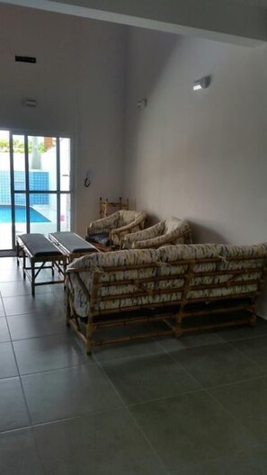 House | Living area | Flat-screen TV - Nosso Recanto (Peruíbe)