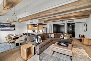 تلفزيون ذكي، مدفأة، كرة قدم الطاولة، تنس طاولة