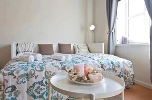 4 habitaciones, tabla de planchar con plancha, wifi y ropa de cama 