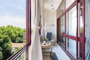 Outdoor dining - 3 Cozy Flats w/Netflix | Ace Location by Host Wise (Porto)