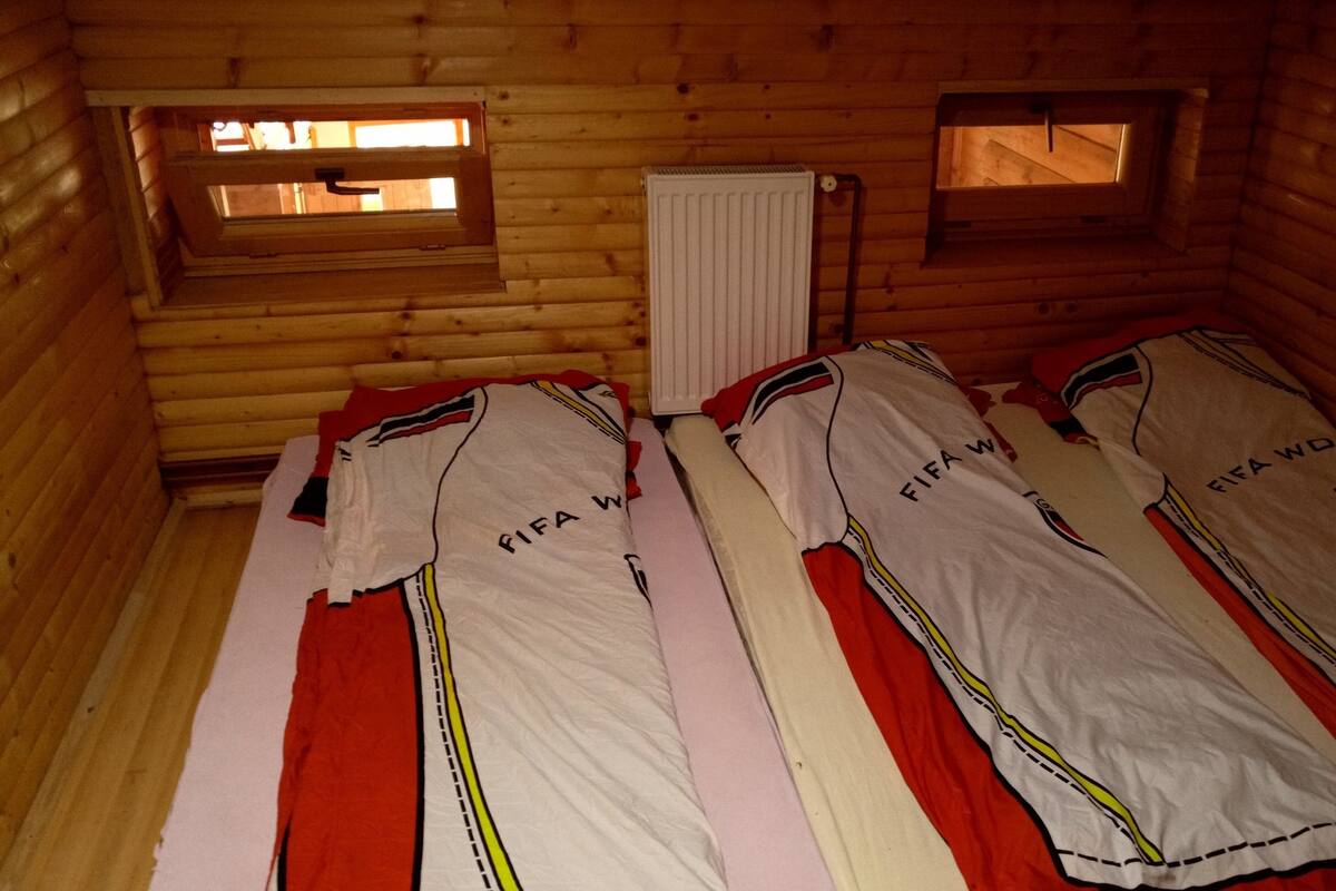 Kamar Triple Keluarga (H2) | Kedap suara dan seprai linen