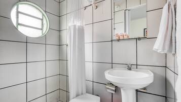 Habitación doble | Baño | Regadera, amenidades de baño gratuitas, toallas, papel de baño