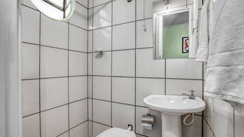 Habitación con 2 camas individuales | Baño | Regadera, amenidades de baño gratuitas, toallas, papel de baño