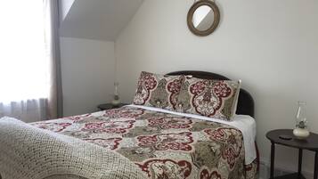 3 quartos, escrivaninha, ferros/tábuas de passar roupa, berço de viagem