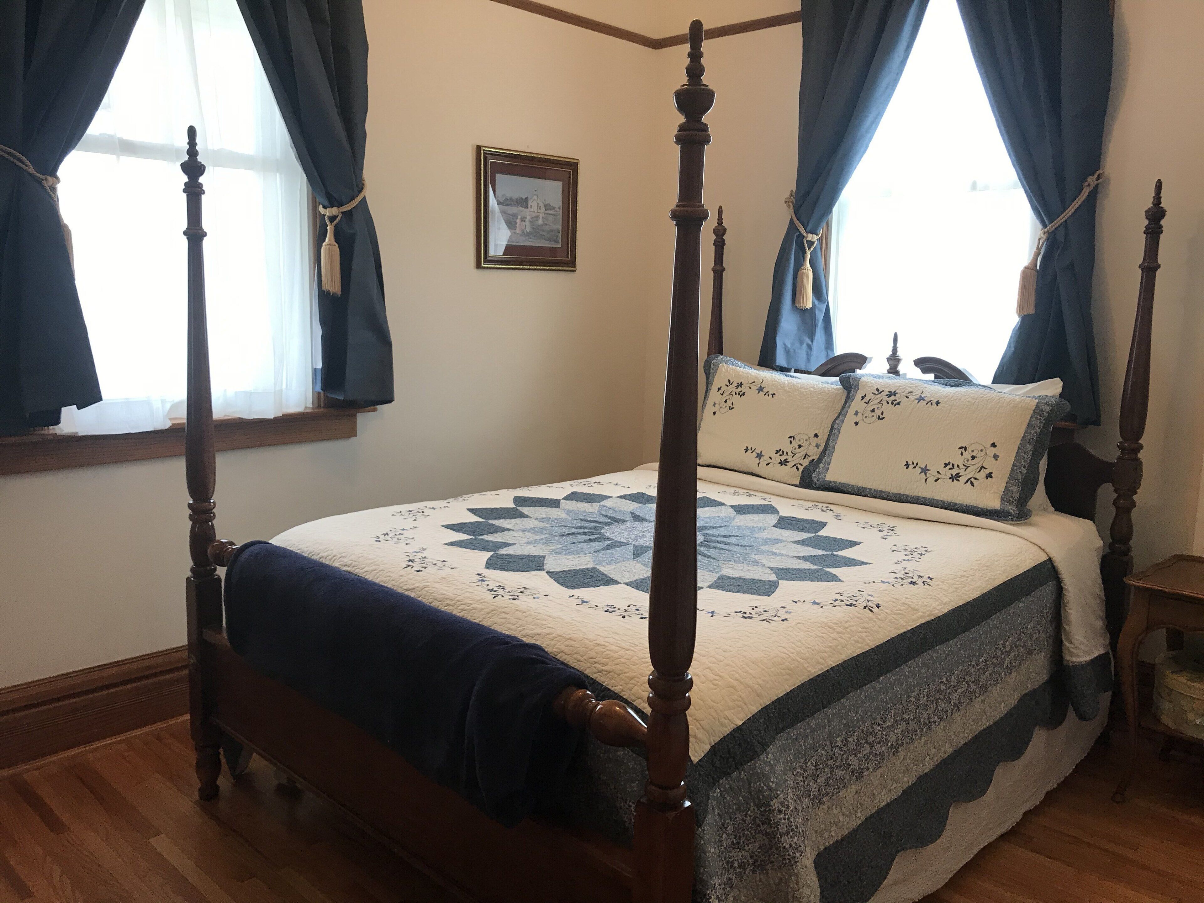 3 bedrooms, desk, iron/ironing board, travel crib