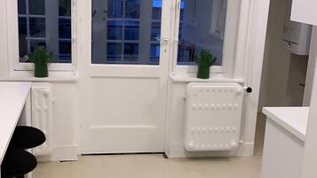 Appartement | Privékeuken | Een koelkast met diepvriezer, een microgolfoven, een oven, een kookplaat