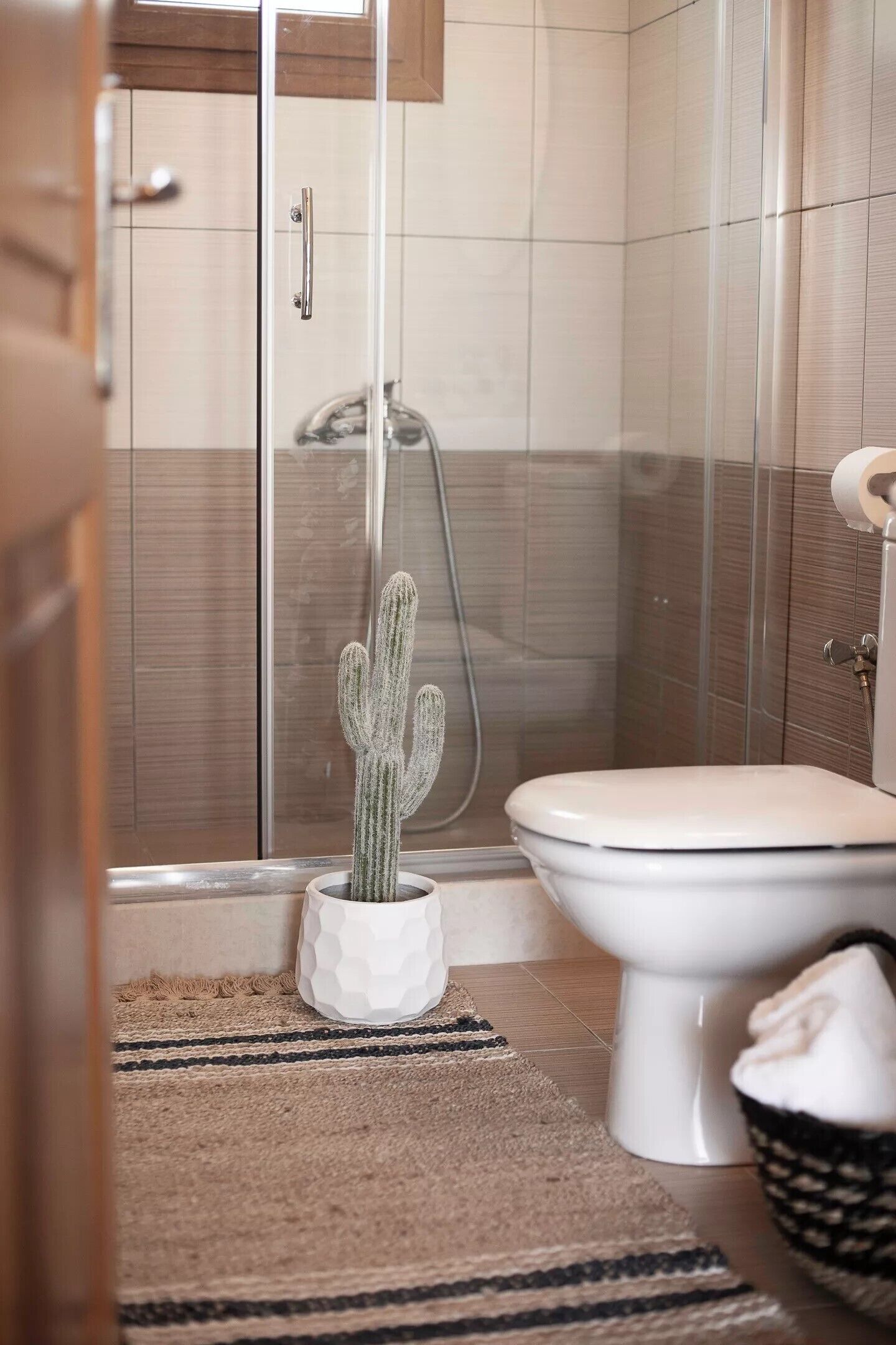 apartment, 2 bedrooms, hot tub, annex building | bathroom | shower, free toiletries, hair dryer, towels