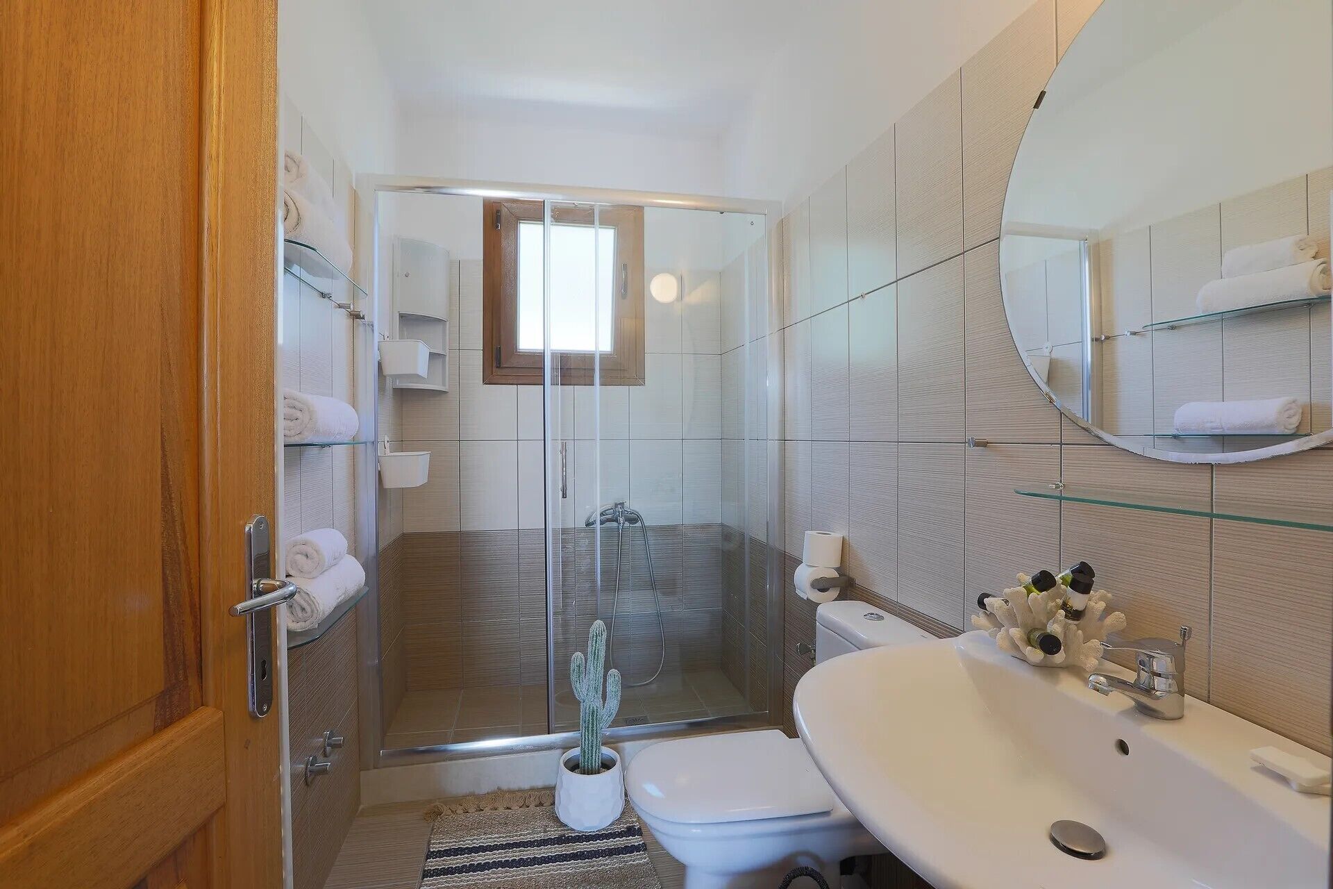 apartment, 2 bedrooms, hot tub, annex building | bathroom | shower, free toiletries, hair dryer, towels