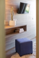 Quarto casal ou duplo luxo, vista para a piscina | Cofres nos quartos, escrivaninha, cortinas blackout