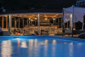 Piscina externa sazonal, funciona das 8h às 19h, guarda-sóis