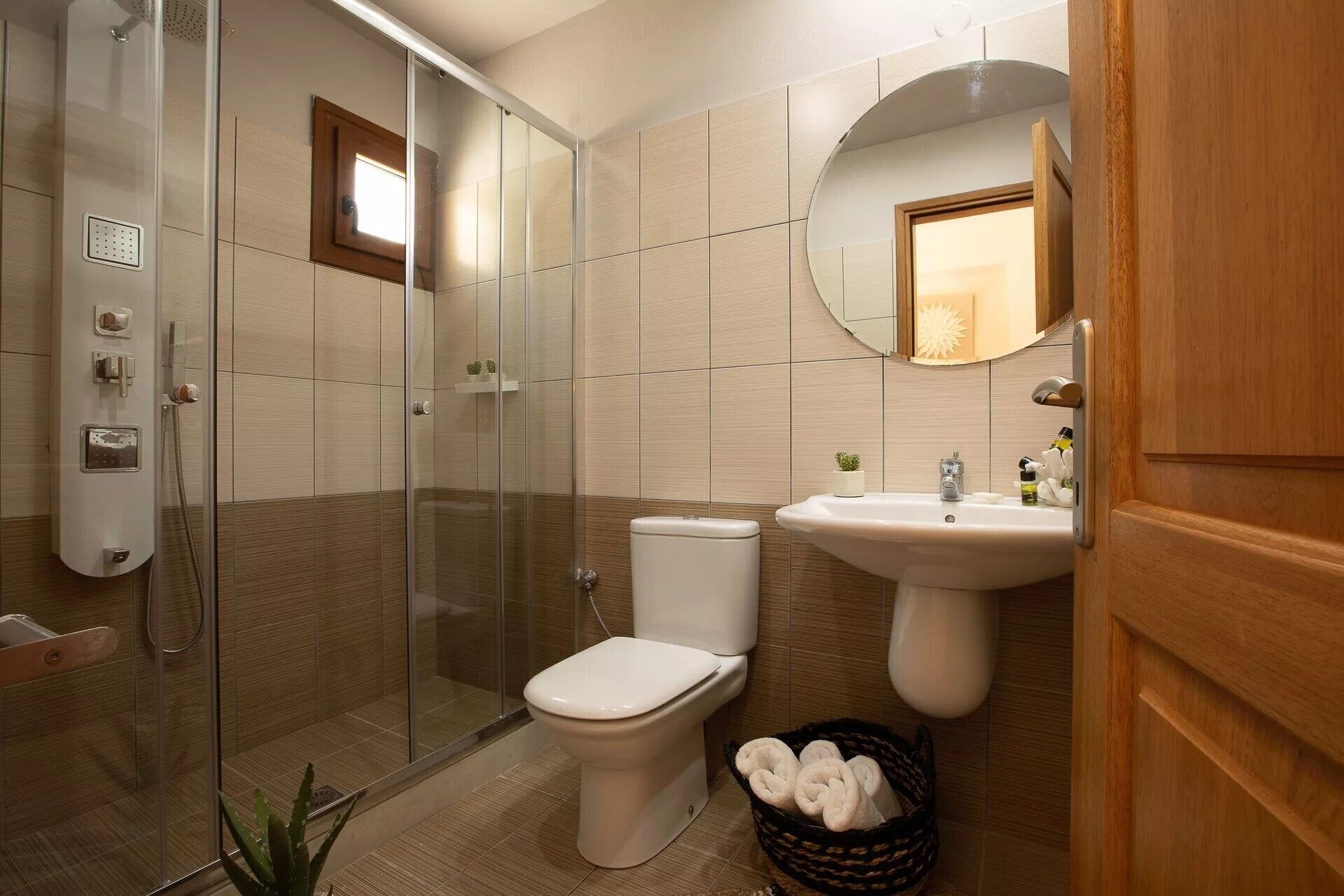 standard suite, hot tub, annex building | bathroom | shower, free toiletries, hair dryer, towels