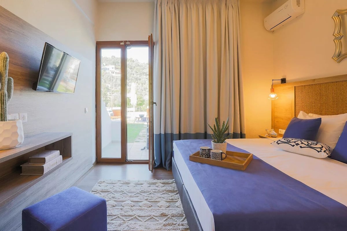 Deluxe Double or Twin Room, Pool View | In-room safe, desk, blackout drapes, soundproofing