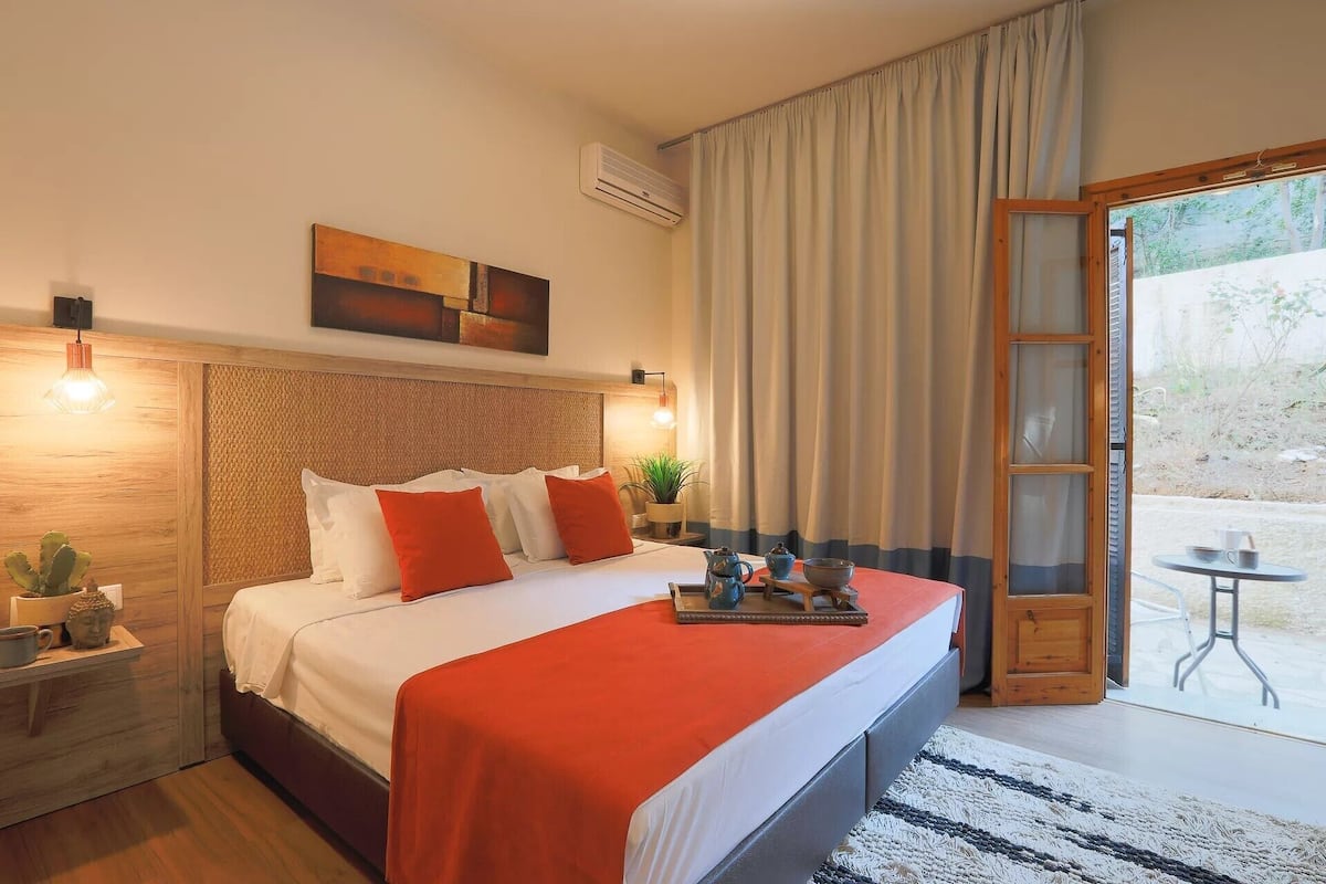 Standard Double or Twin Room, Mountain View | 1 bedroom, in-room safe, desk, blackout drapes
