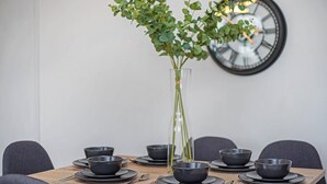 In-room dining - Rosalind House (London)