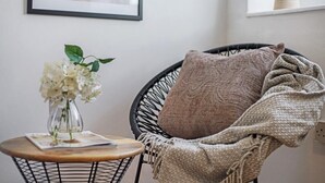 In-room dining - Rosalind House (London)